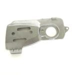 ZAŠČITNA PLOČEVINA ČRPALKE OLJA ZA MOTORNO ŽAGO HUSQVARNA 357XP, 359